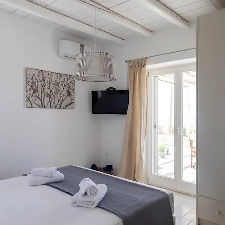 Mia Chrisi Akti (Paros)