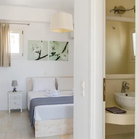 Mia * Chrisi Akti (Paros)